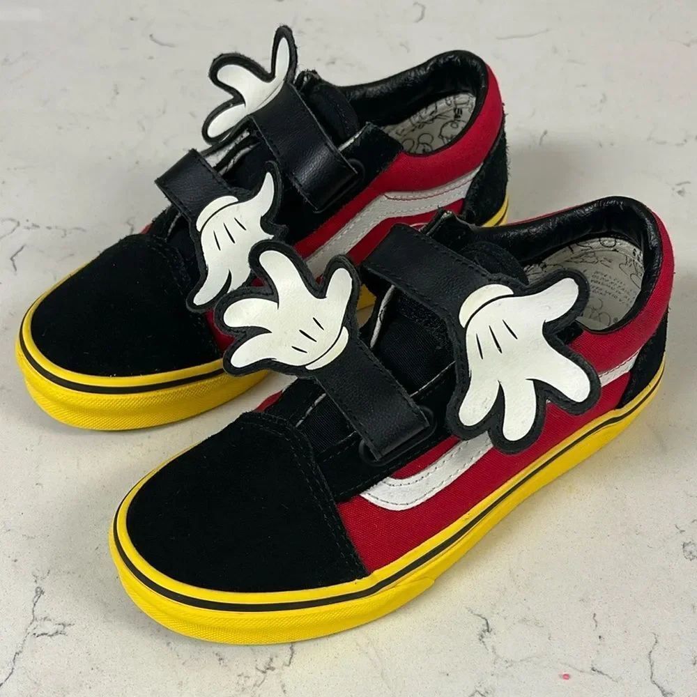 Vans X Disney Old Skool V Mickey Hugs/Yellow Shoes Size 2.5 Little Kids